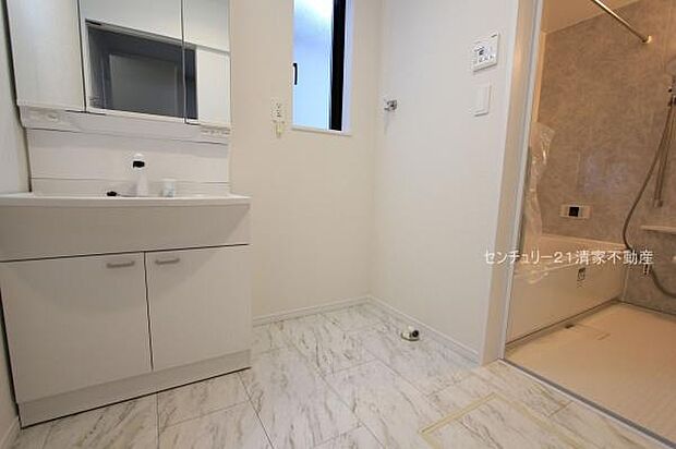 Ｂ号棟：ゆとりの洗面スペースで身支度もスムーズ！(2025年12月撮影)