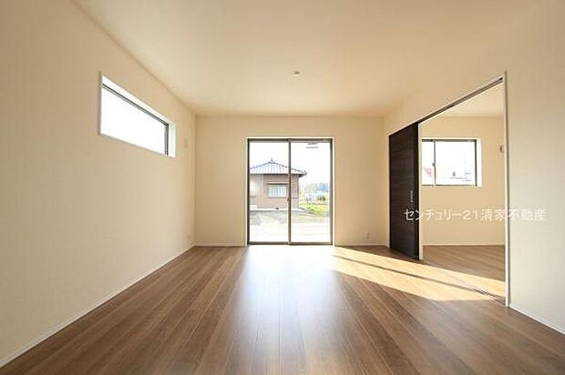 1号棟：明るい日差しが入るリビング！(2025年12月撮影)