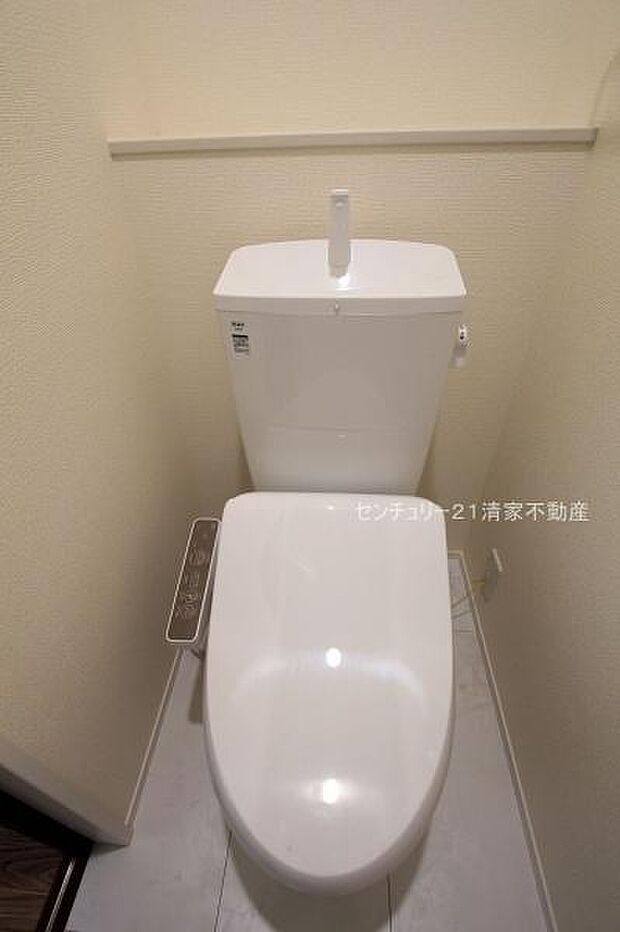 1号棟：白を基調とした、清潔感のある水廻りです。(2025年12月撮影)