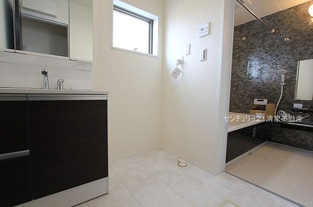 1号棟：ゆとりの洗面スペースで身支度もスムーズ！(2025年12月撮影)