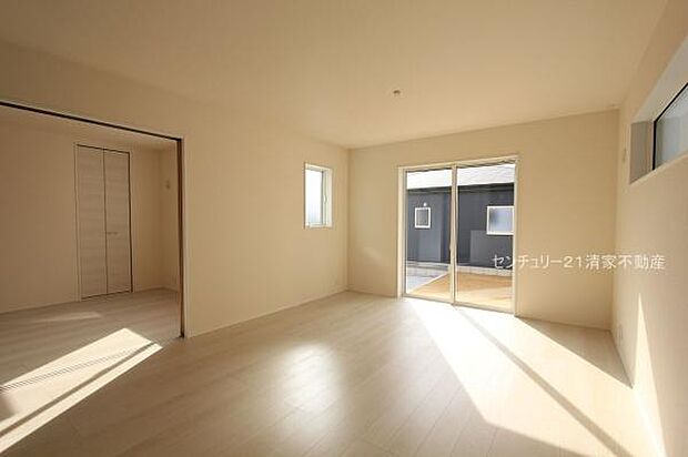 2号棟：明るい日差しが入るリビング！(2025年12月撮影)