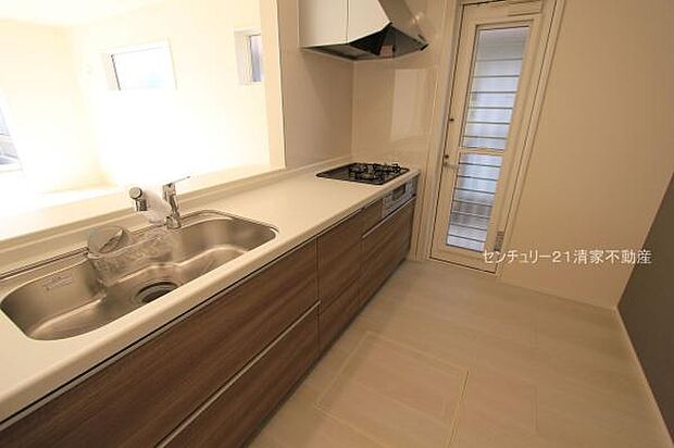 2号棟：ゴミ捨てラクラク、勝手口のあるキッチン！(2025年12月撮影)