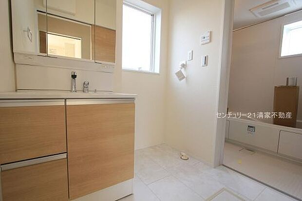 2号棟：ゆとりの洗面スペースで身支度もスムーズ！(2025年12月撮影)