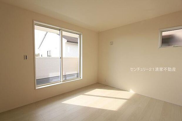 2号棟：バルコニーに面した明るい洋室！(2025年12月撮影)