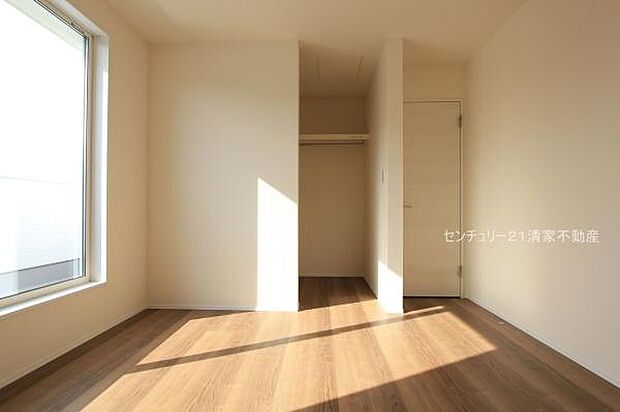 3号棟:バルコニーに面した明るい洋室!(2025年12月撮影)