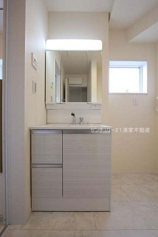 3号棟:ワイドな鏡を備えた洗面化粧台(2025年12月撮影)