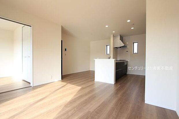 4号棟:明るい日差しが入るリビング!(2025年12月撮影)