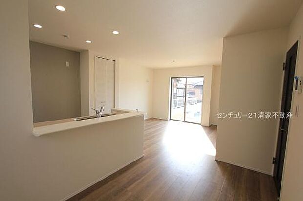 4号棟:明るい日差しが入るリビング!(2025年12月撮影)