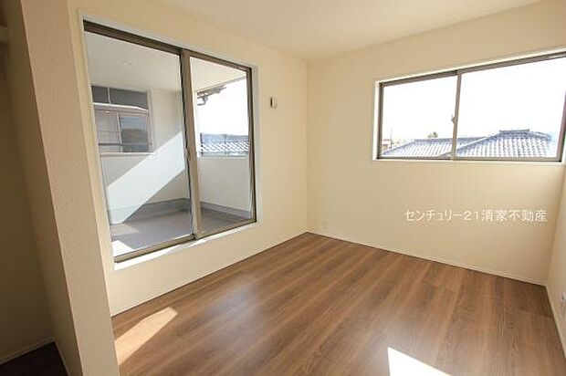 4号棟:バルコニーに面した明るい洋室!(2025年12月撮影)