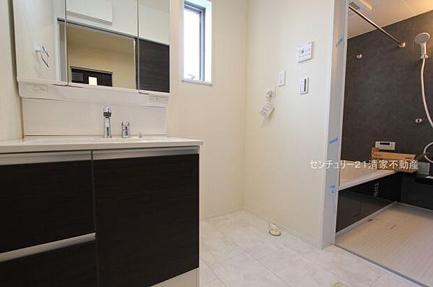 4号棟:ワイドな鏡を備えた洗面化粧台(2025年12月撮影)