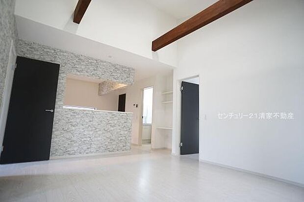 A号棟:リビングはお洒落な折り上げ天井!(2025年09月撮影)