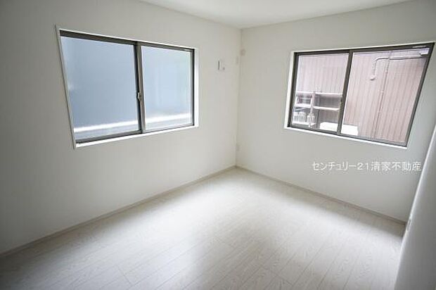 A号棟:2面採光で明るい室内!(2025年09月撮影)