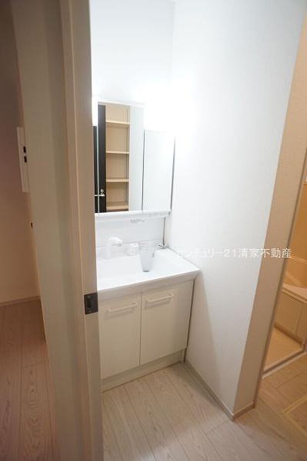 A号棟:ワイドな鏡を備えた洗面化粧台(2025年09月撮影)