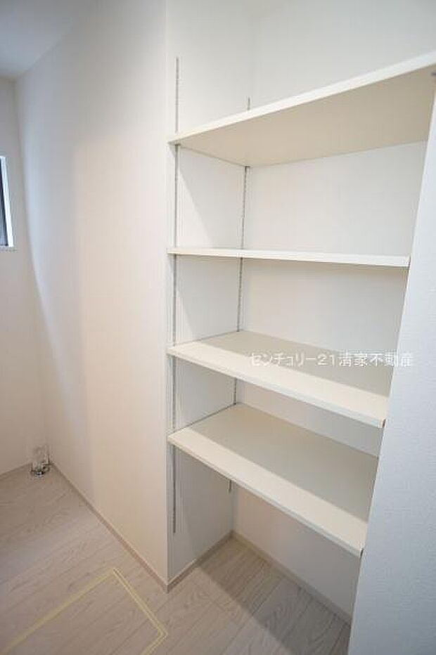 A号棟:キッチン横に食品庫としても便利な収納!(2025年09月撮影)