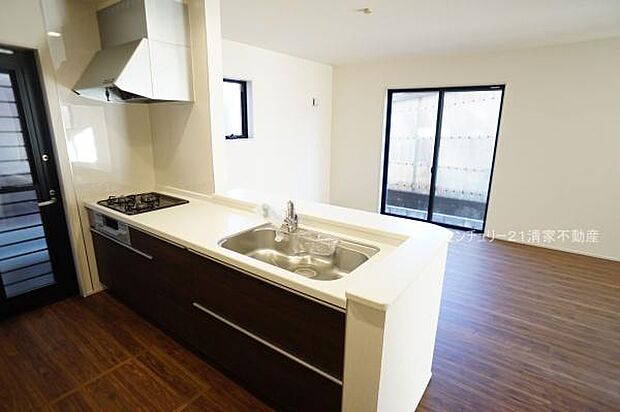 ゴミ捨てラクラク、勝手口のあるキッチン！(2025年12月撮影)