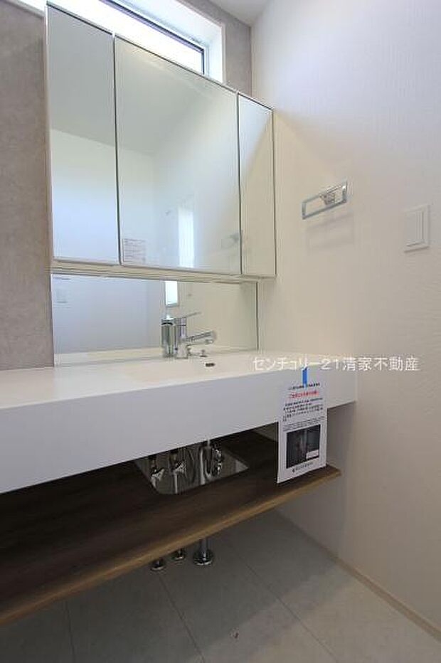 ワイドな鏡を備えた洗面化粧台(2026年01月撮影)