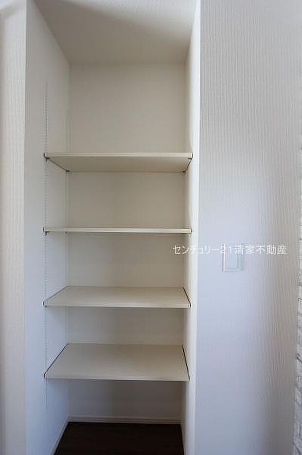 キッチン横に食品庫としても便利な収納！(2026年01月撮影)