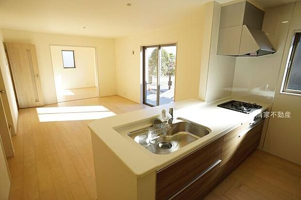 1号棟：明るい日差しが入るリビング！(2025年12月撮影)