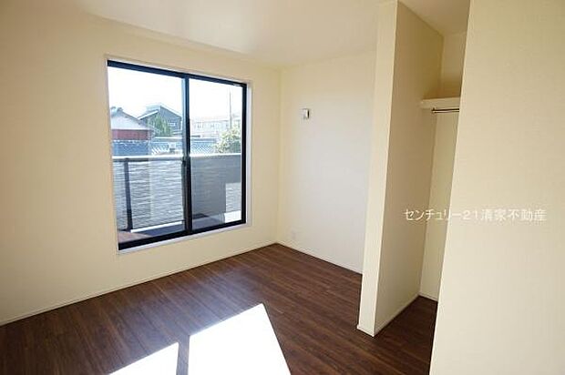 2号棟：バルコニーに面した明るい洋室！(2025年12月撮影)