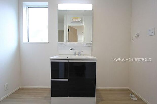 1号棟：ワイドな鏡を備えた洗面化粧台(2026年01月撮影)