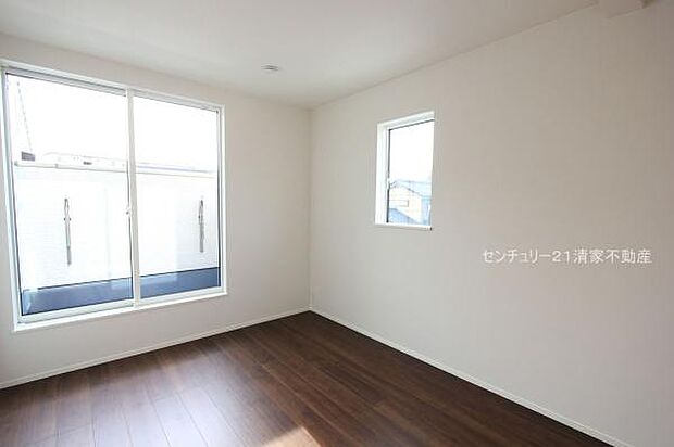 2号棟：バルコニーに面した明るい洋室！(2026年01月撮影)