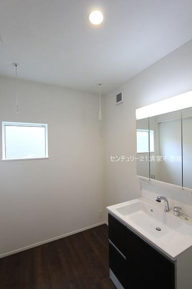 2号棟：ゆとりの洗面スペースで身支度もスムーズ！(2026年01月撮影)