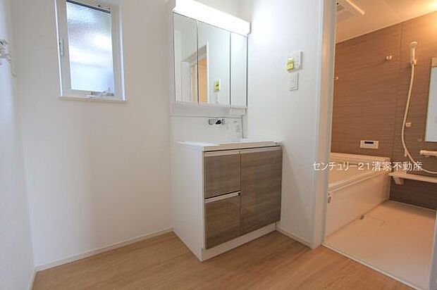 ワイドな鏡を備えた洗面化粧台(2026年01月撮影)