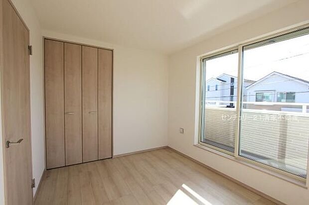 Ｂ号棟：バルコニーに面した明るい洋室！(2026年01月撮影)