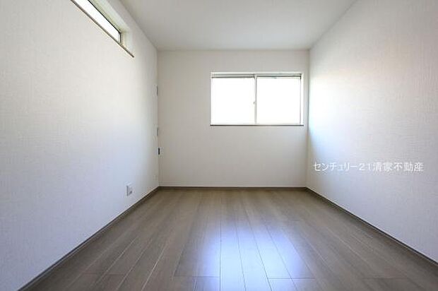 Ｃ号棟：2面採光で明るい室内！(2026年01月撮影)