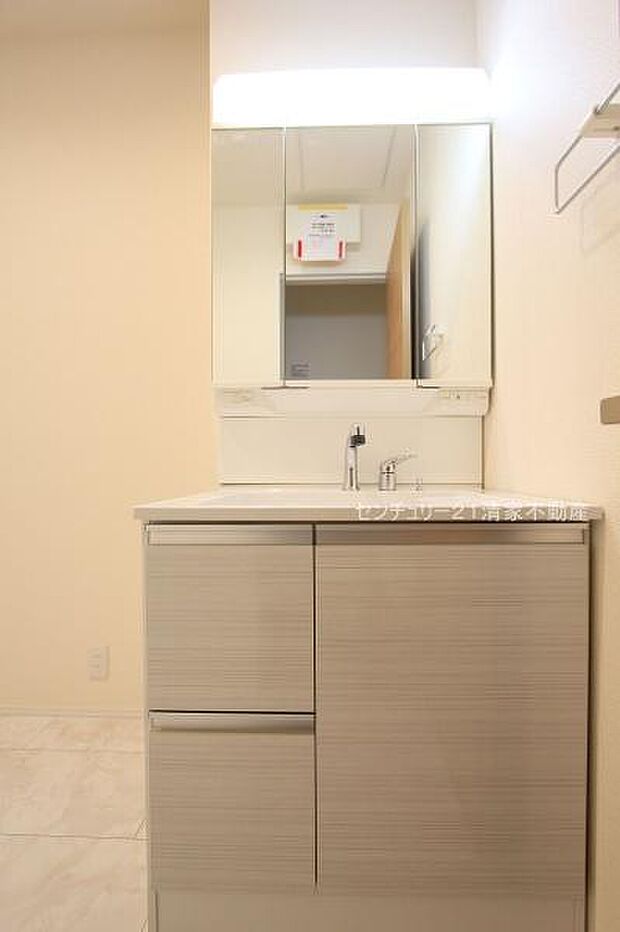 ワイドな鏡を備えた洗面化粧台(2026年01月撮影)