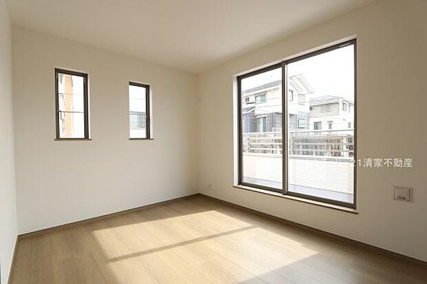 B号棟:バルコニーに面した明るい洋室!(2026年02月撮影)