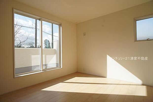 1号棟：バルコニーに面した明るい洋室！(2026年01月撮影)