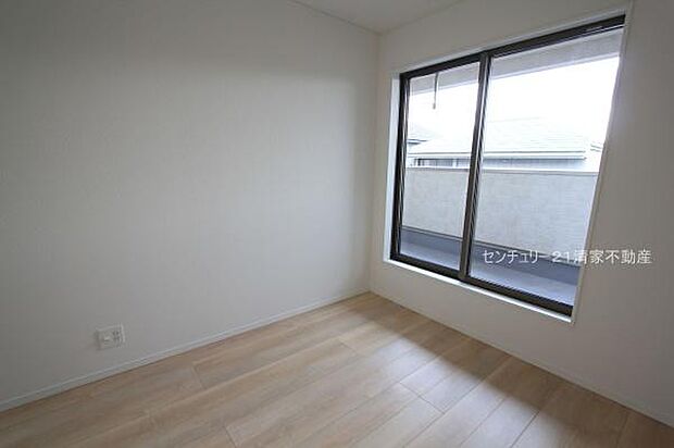 3号棟：バルコニーに面した明るい洋室！(2025年12月撮影)