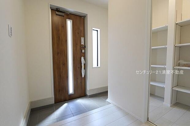 玄関周りもすっきりシューズクローク完備!(2026年03月撮影)