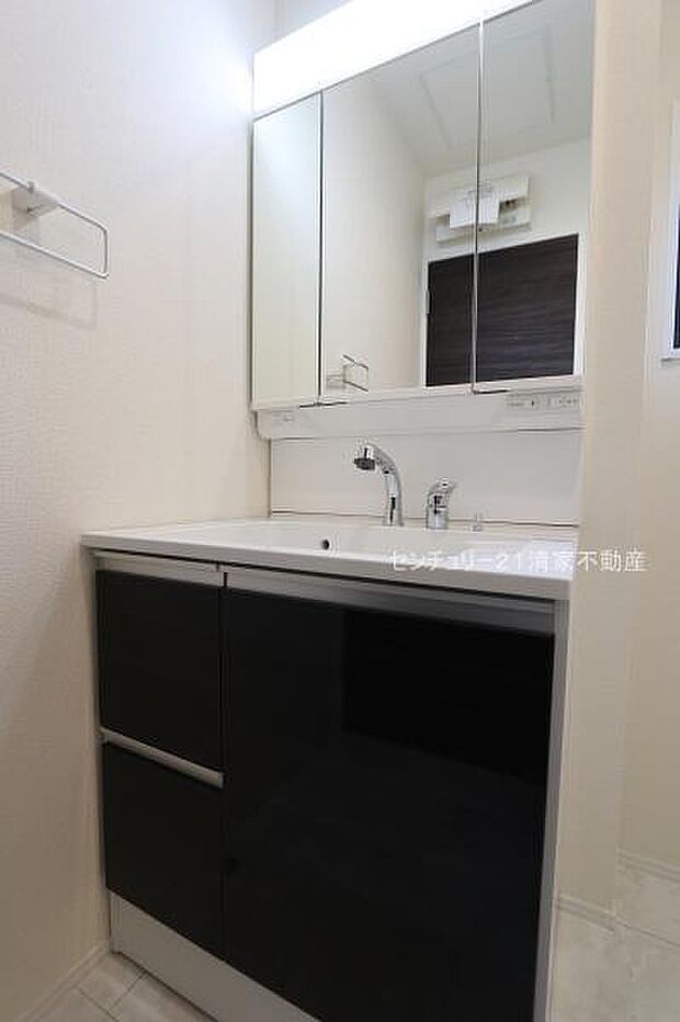 ワイドな鏡を備えた洗面化粧台(2026年03月撮影)