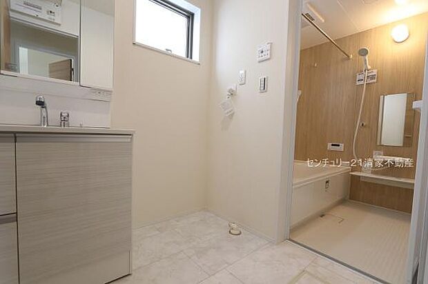 2号棟:ワイドな鏡を備えた洗面化粧台(2026年03月撮影)