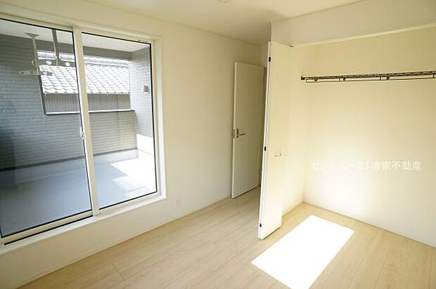 1号棟：バルコニーに面した明るい洋室！(2026年02月撮影)