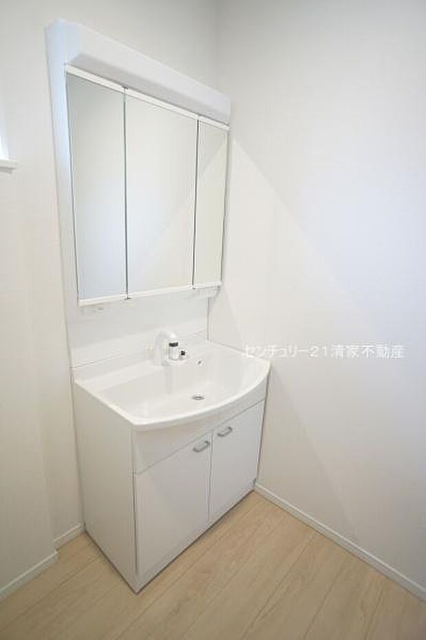 2号棟:ワイドな鏡を備えた洗面化粧台(2026年02月撮影)