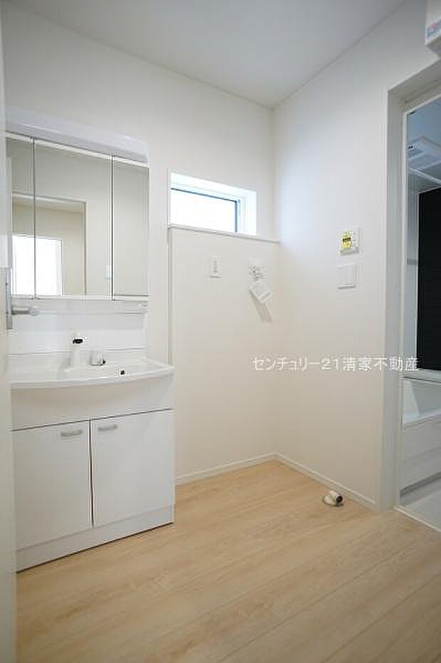 2号棟:ワイドな鏡を備えた洗面化粧台(2026年03月撮影)