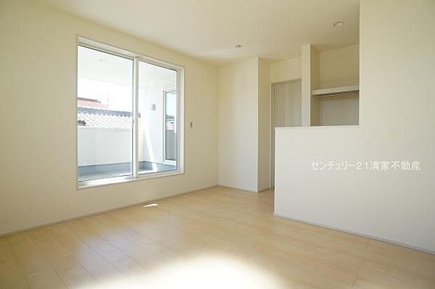 バルコニーに面した明るい洋室!(2026年03月撮影)