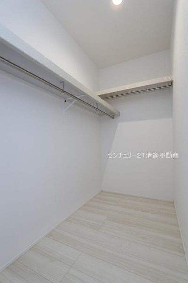 3号棟:すっきり片付くウォークインクローゼット(2026年08月撮影)
