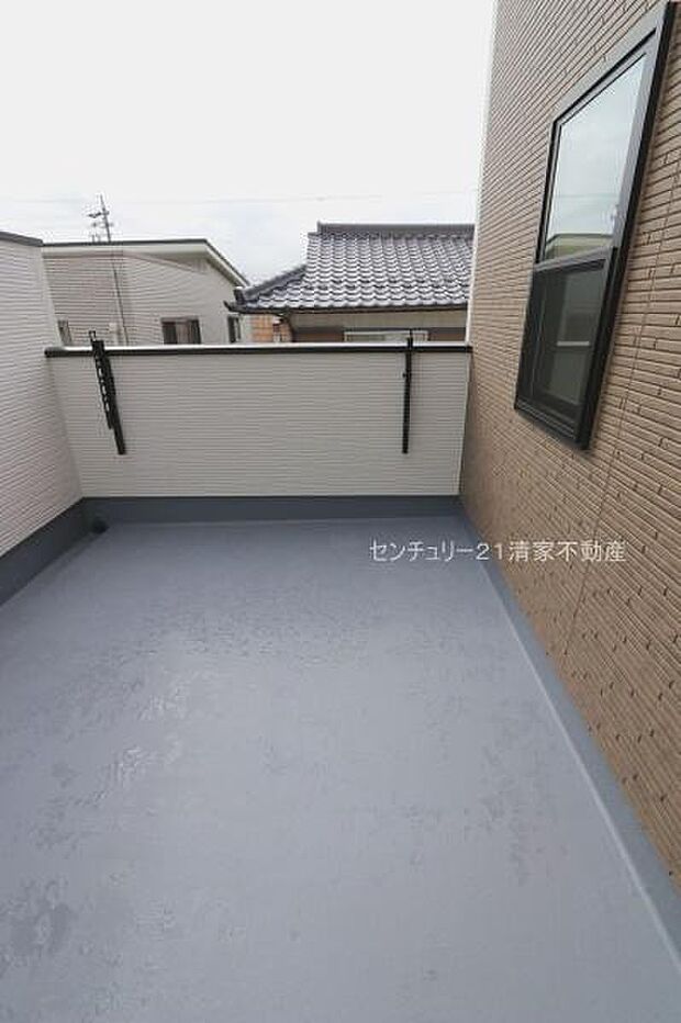 1号棟:広々バルコニーでお洗濯ラクラク(2026年02月撮影)