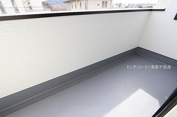 1号棟:陽当たり良好な南向きバルコニー!(2026年03月撮影)