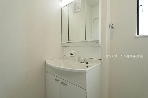 Ｂ号棟：ワイドな鏡を備えた洗面化粧台(2026年07月撮影)