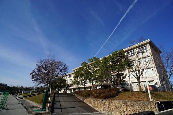 高森台中学校まで400m、高森台中学校まで400m(徒歩約5分)