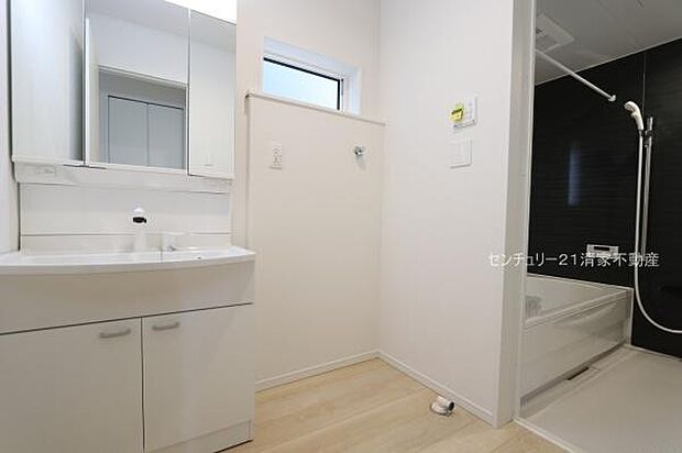 2号棟:ワイドな鏡を備えた洗面化粧台(2026年03月撮影)