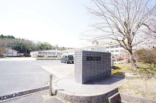 西陵中学校まで1400m、西陵中学校まで1400m(徒歩約18分)