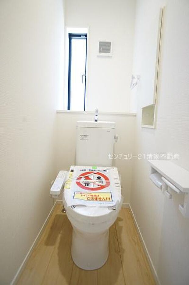 2号棟：白を基調とした、清潔感のある水廻りです。(2026年07月撮影)