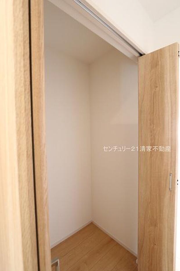 2号棟:たっぷり収納のクローゼット!(2026年09月撮影)