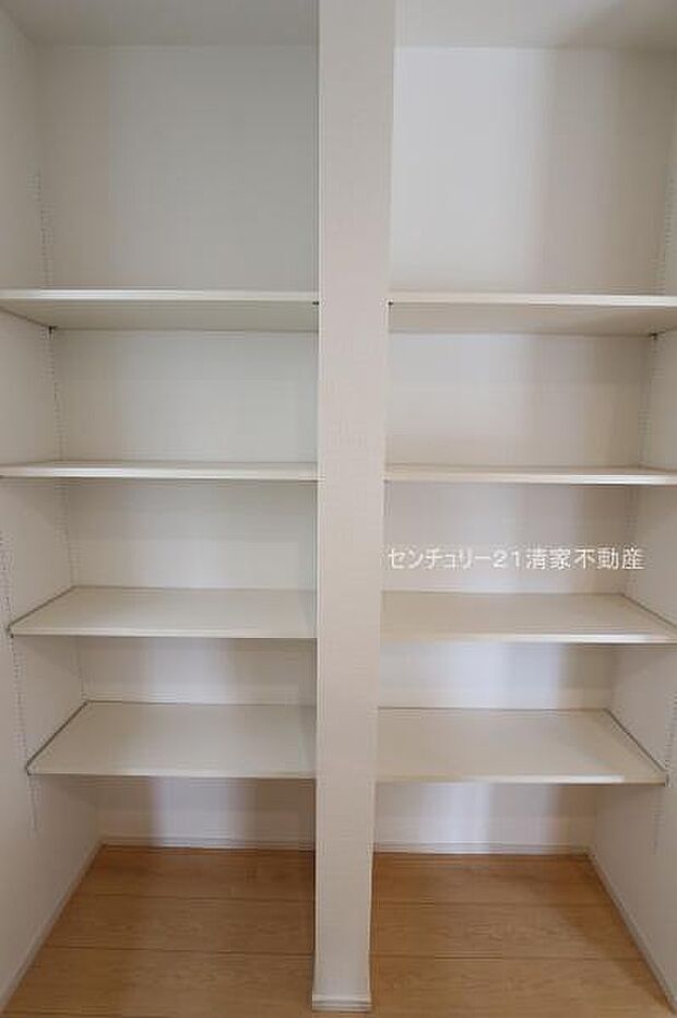 2号棟:キッチンまわりを整理整頓できるパントリー(2026年09月撮影)